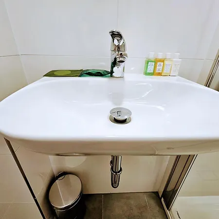 Live-Inn Prague Hotel-Style 5 Apartments, 20 Mins To Centre, Gym, Reception, Free Parking, Lift, Roof Terrace & Game Room Exterior photo