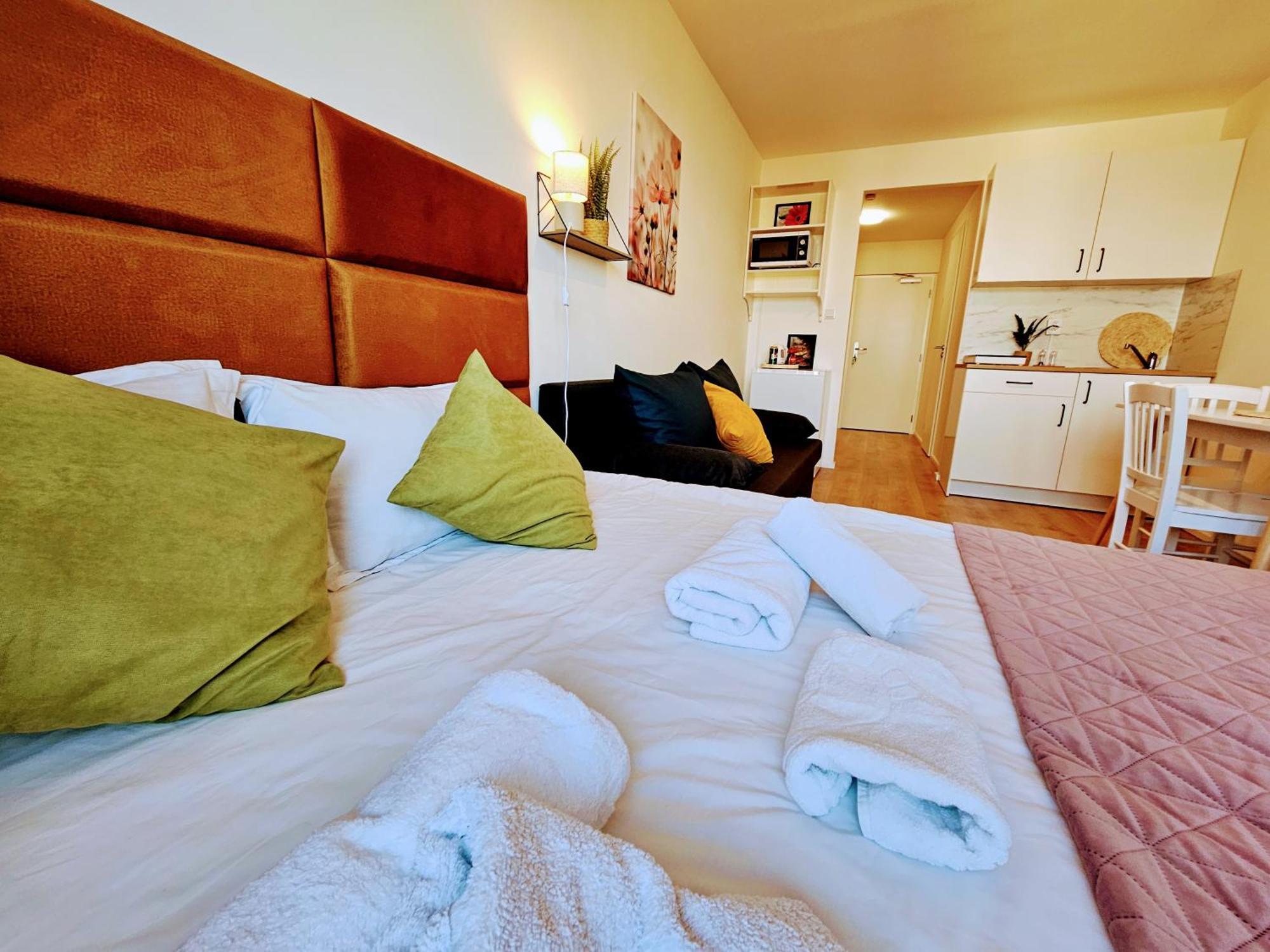 Live-inn Hotel-style 5 Apartments, 20 Mins To Centre, Gym, Reception, Free Parking, Lift, Roof Terrace & Game Apartmán Praha