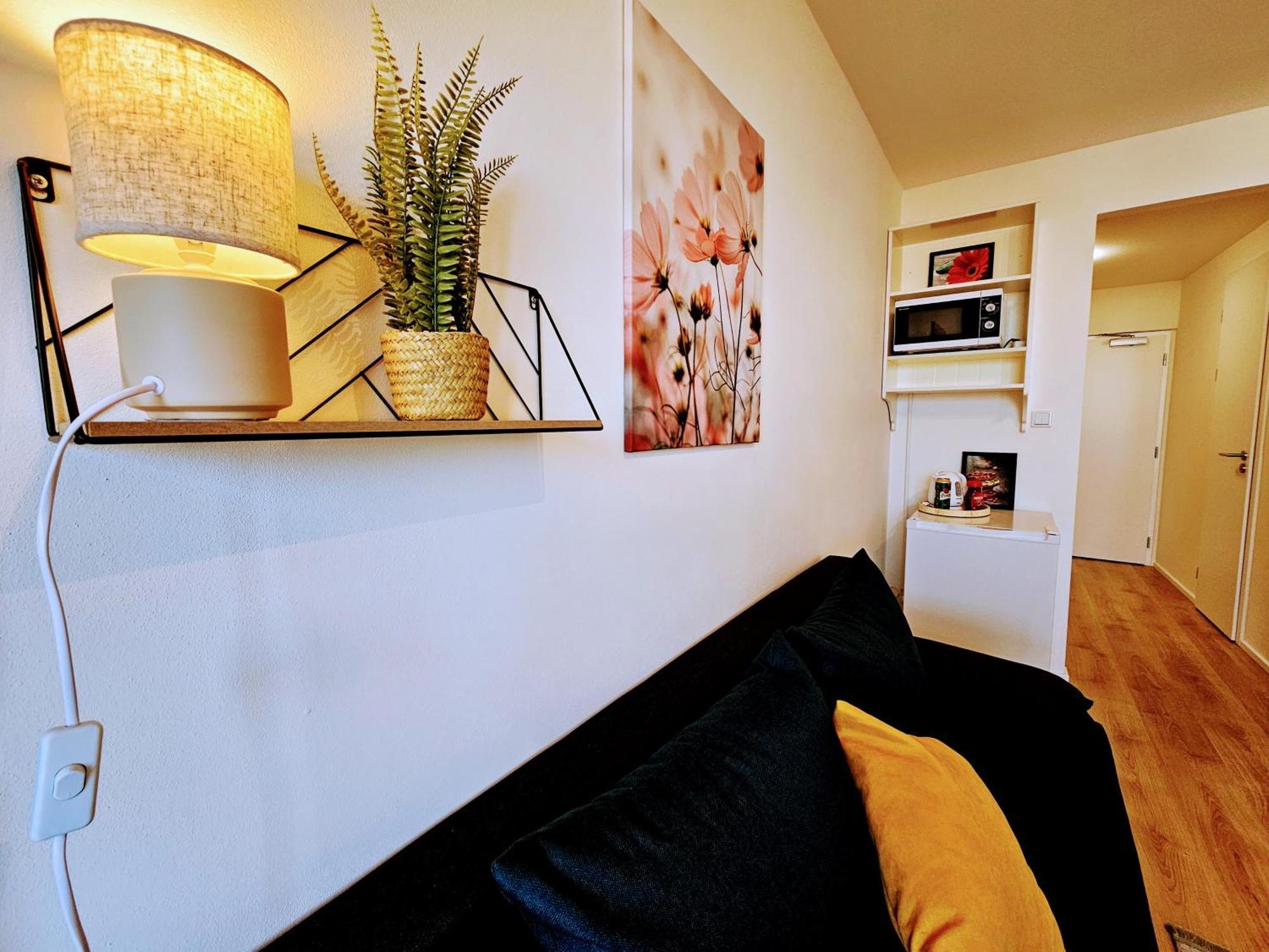 Live-inn Hotel-style 5 Apartments, 20 Mins To Centre, Gym, Reception, Free Parking, Lift, Roof Terrace & Game * Praha