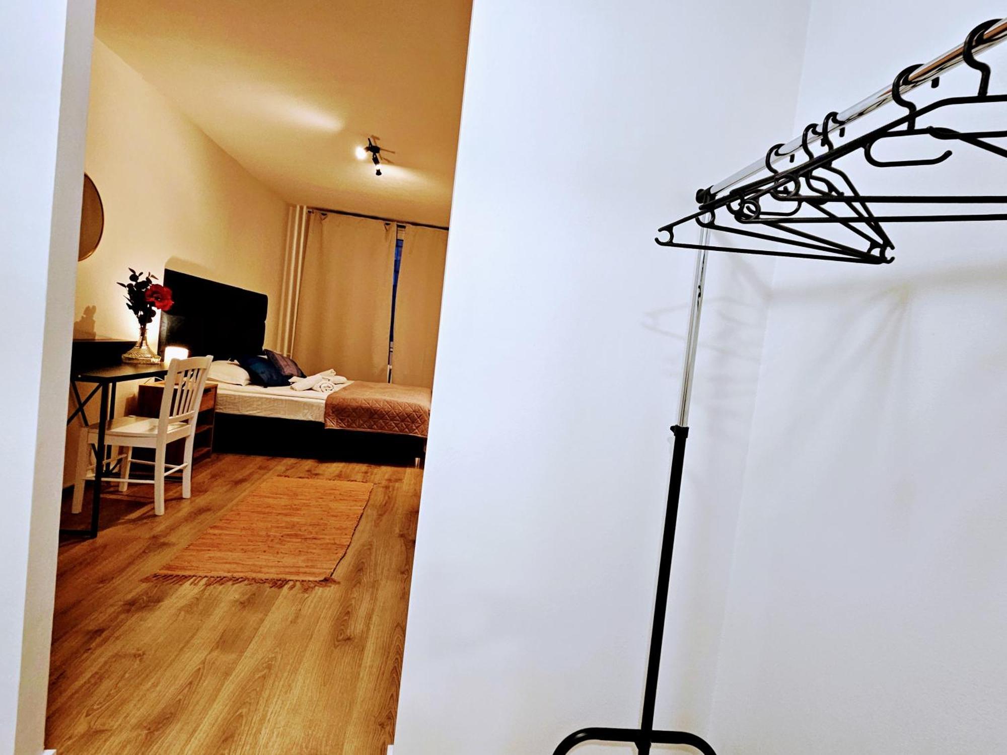 Live-inn Hotel-style 5 Apartments, 20 Mins To Centre, Gym, Reception, Free Parking, Lift, Roof Terrace & Game Appartement Prague