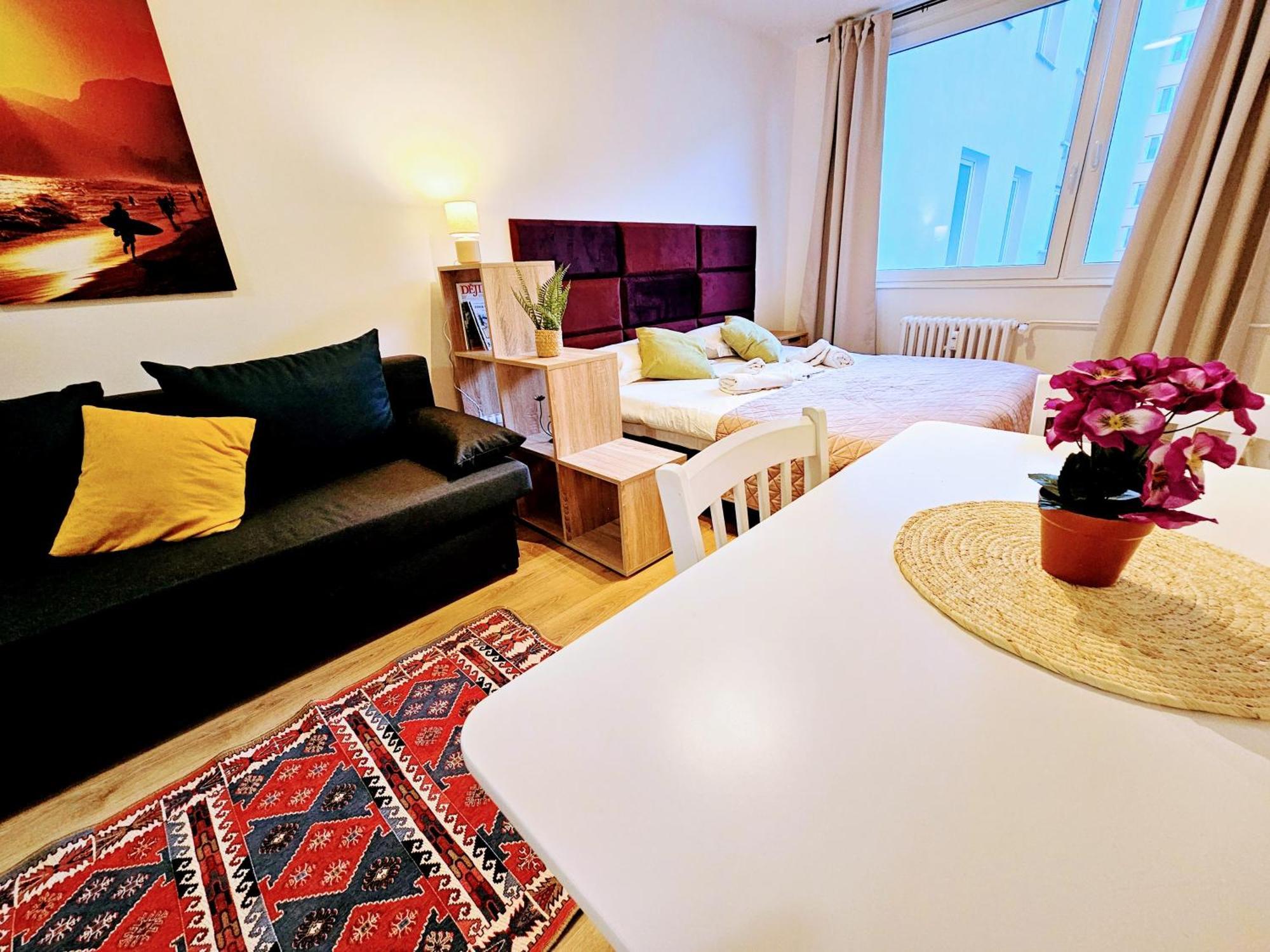 Live-inn Hotel-style 5 Apartments, 20 Mins To Centre, Gym, Reception, Free Parking, Lift, Roof Terrace & Game Appartement Prague